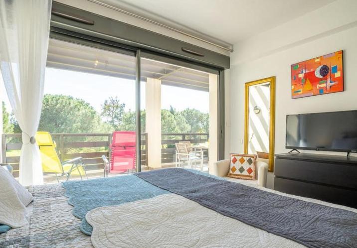 Vert Paradis - Vue Apaisante Sur Golf, Pins Parasols, 2E Etage - 80 M2 Dont Terrasse Avec Pergola, 2 Chambres, 3Et Iles, 3 Clim, Wifi - Piscine, Parking Et Park A Velos, Ascenseur - En Option Linge, Menage - Pistes Cyclables, Mer A Proximite แซงต์-ซีเปรียง ภายนอก รูปภาพ